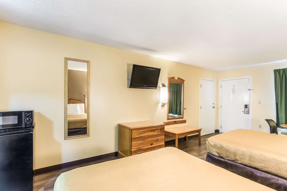 Standard Room, 1 King Bed with Sofa bed, Smoking - Photo 3