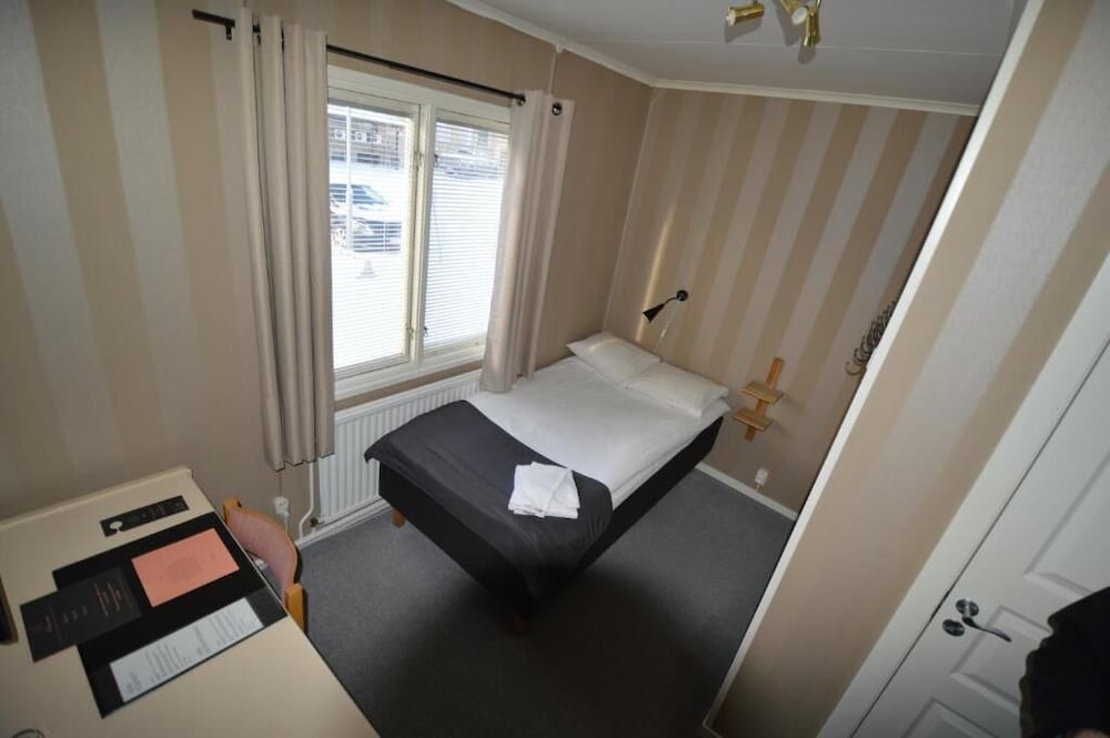 Single Room with private WC, shared shower