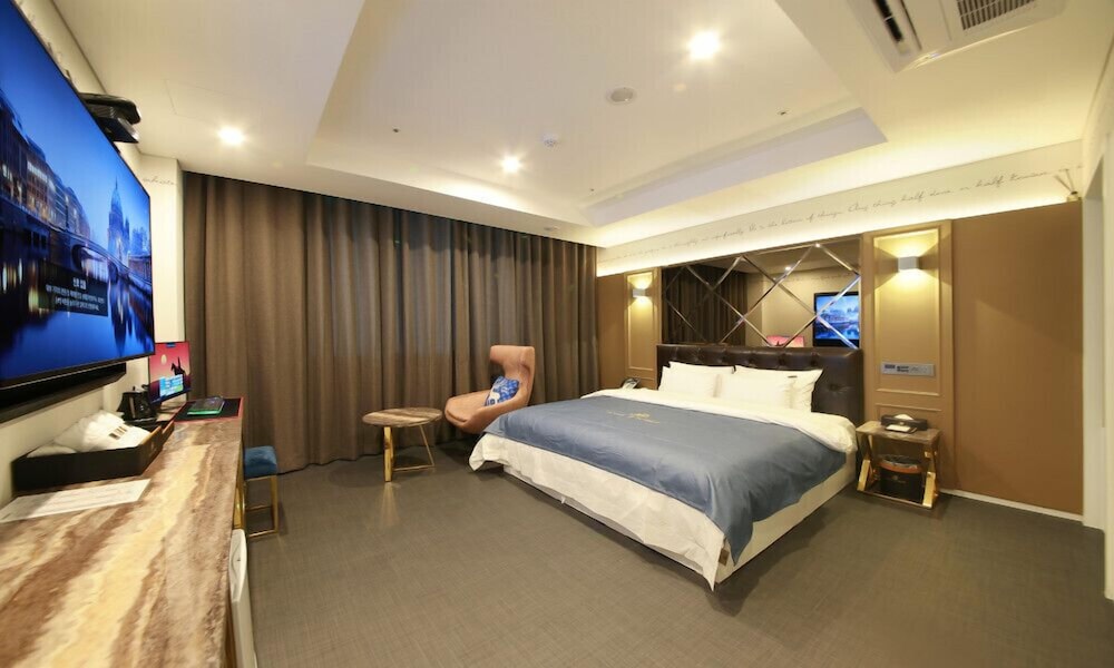 Standard Double Room - Photo 9