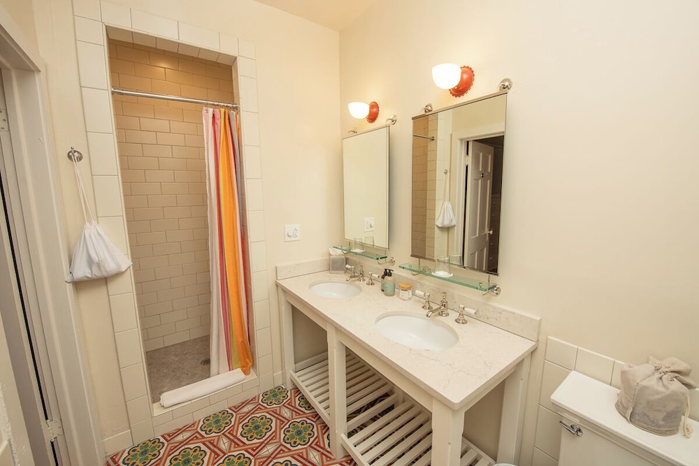 Classic Suite, 1 King Bed photo 2