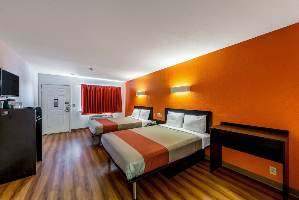 Standard Room, 2 Queen Beds, Non Smoking - Photo 7