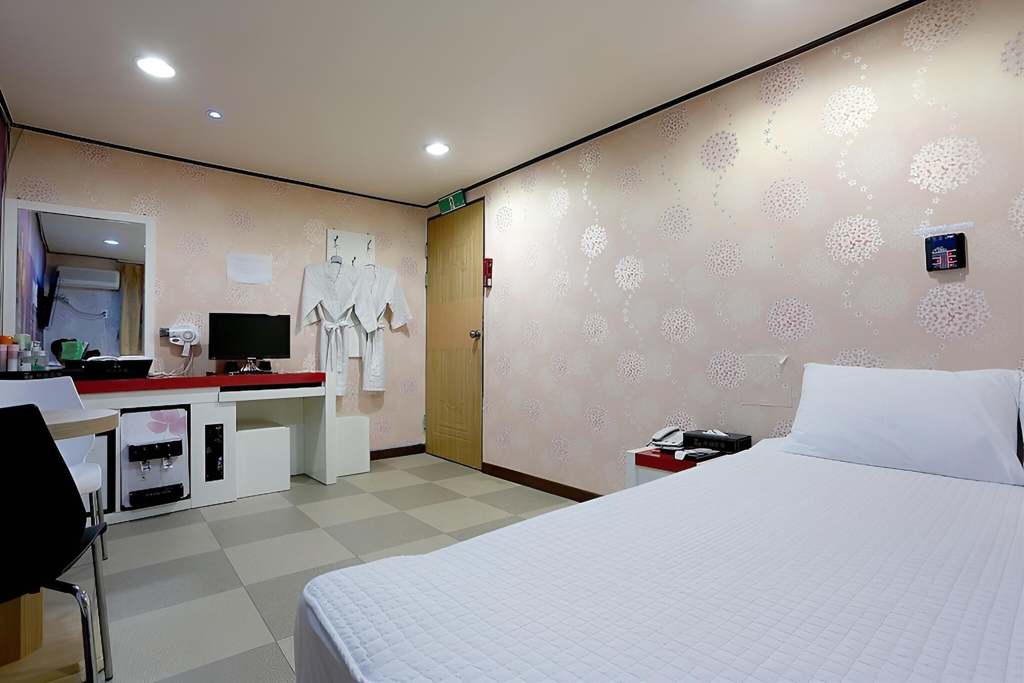 Room (Standard Room) - Photo 5