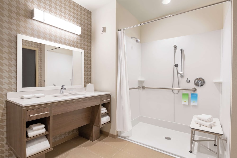 Suite, 1 King Bed, Accessible (Roll-In Shower) - Photo 7