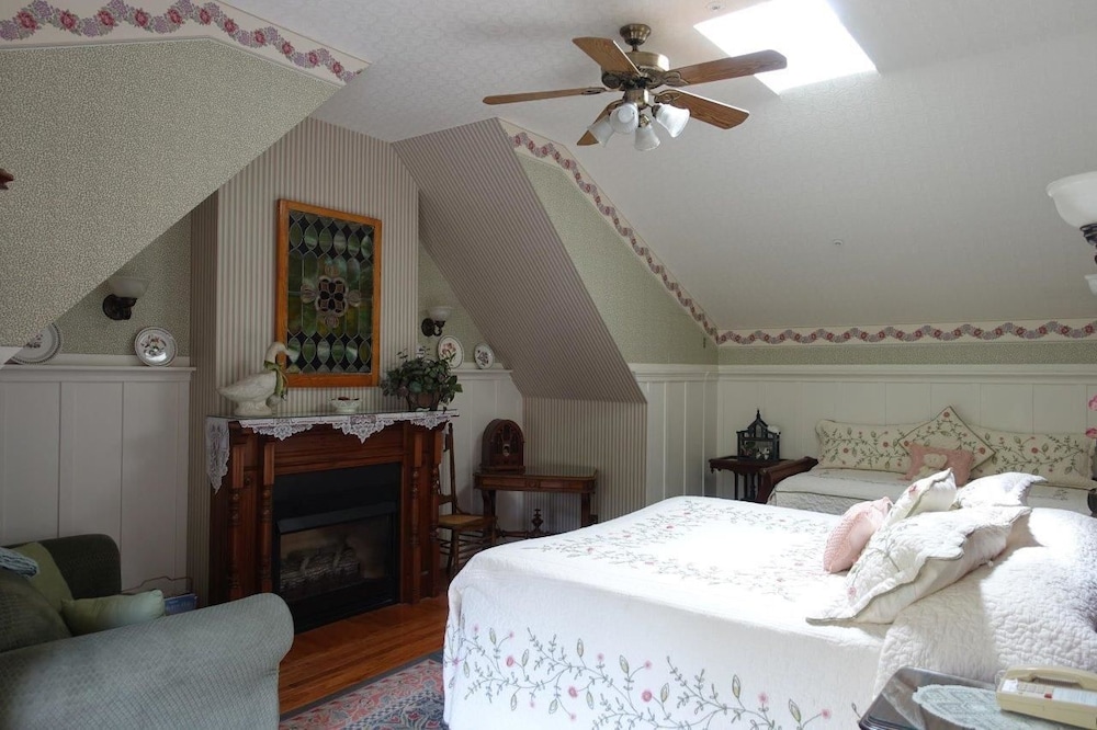 Standard Room, 1 King Bed, Non Smoking (Garden Gable) photo 1