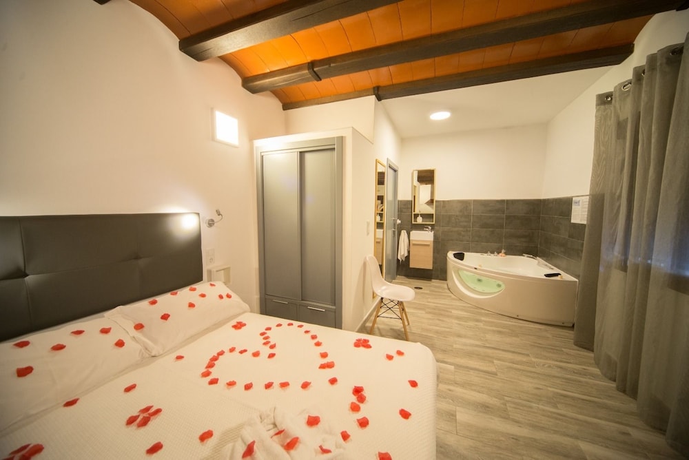 Romantic Studio, Jetted Tub (1) photo 2