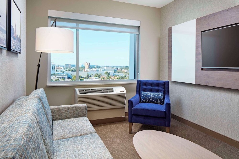 Deluxe 1-Bedroom Suite. 2 Queen Beds, Sofa Bed photo 3