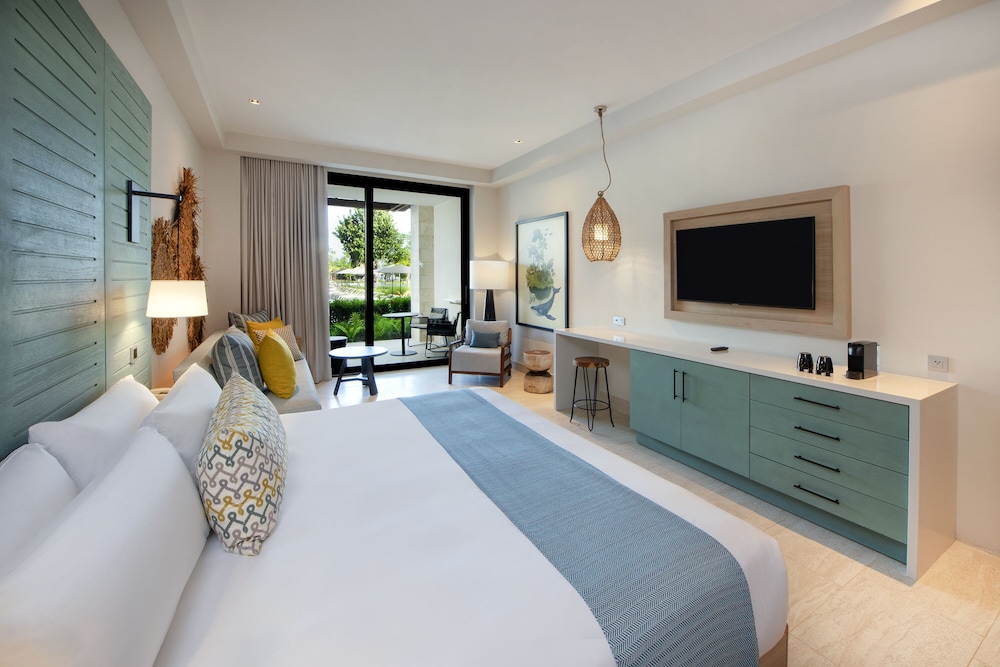 Adults King - Pool View Junior Suite photo 2
