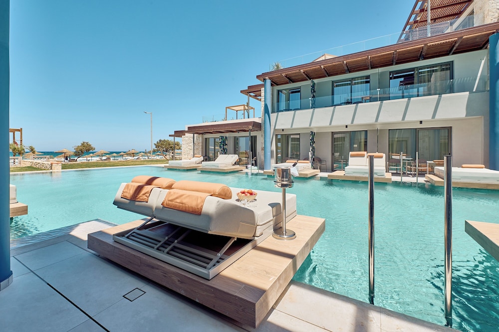 Quarto Duplo com Vista Lateral para o Mar e Acesso à Piscina