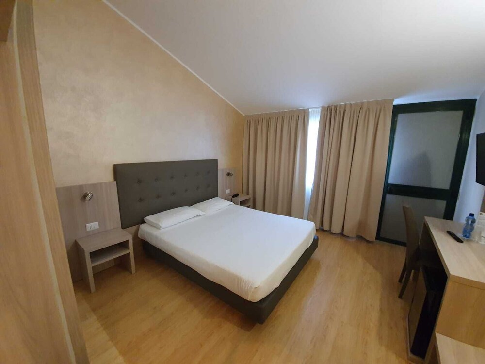 Superior Double or Twin Room - Photo 9