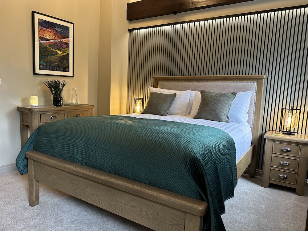 Signature Double Room, Ensuite, River View (Hebble)