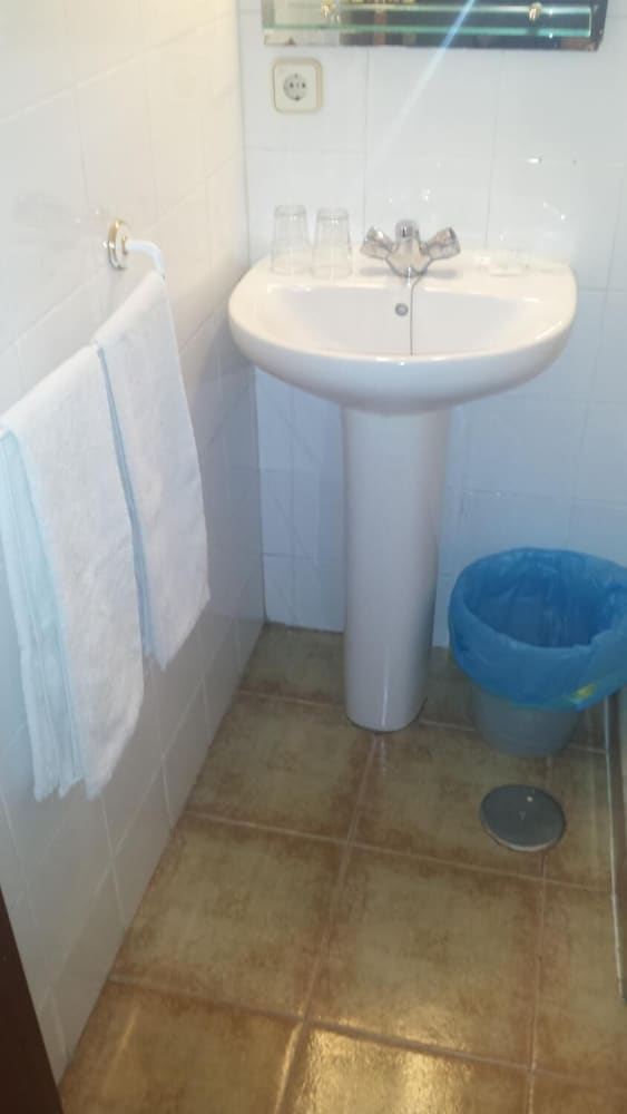 Habitación Sencilla Básica, Baño Compartido