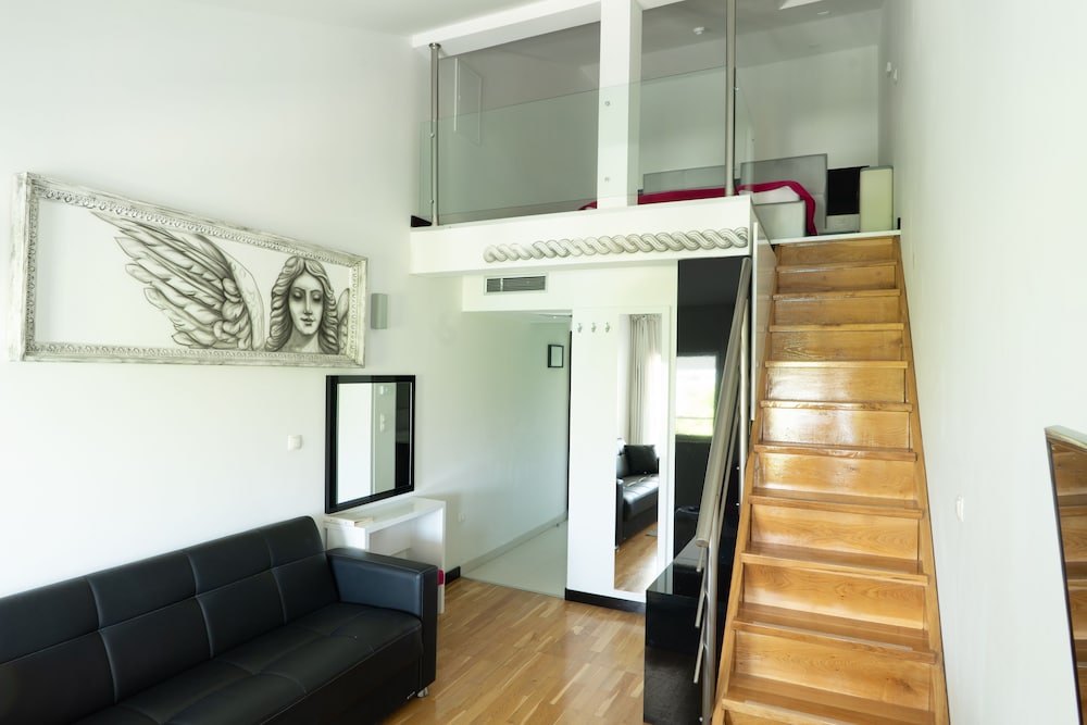 Gallery Duplex, 1 Bedroom - Photo 2