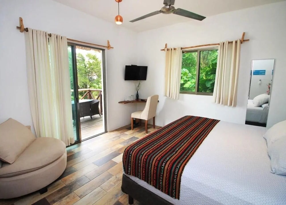 Panoramic Room, 1 King Bed, Refrigerator, Lagoon View
