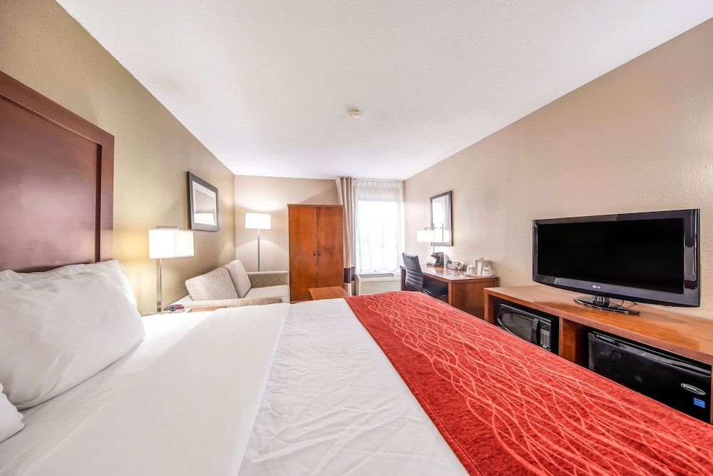 1 King Bed, Nonsmoking, Upgrade - Photo 7