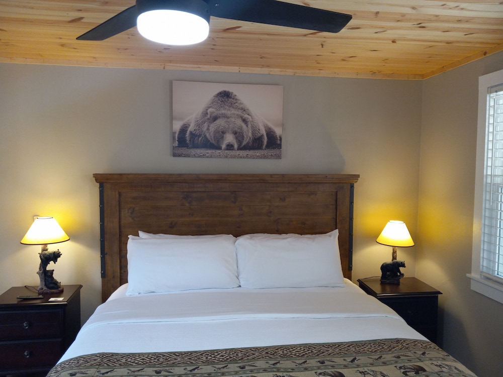 Deluxe King Room w/Balcony (Room 6) photo 2