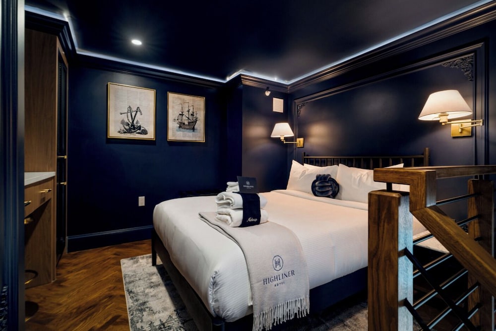 Lofted Queen Suite-Room 9