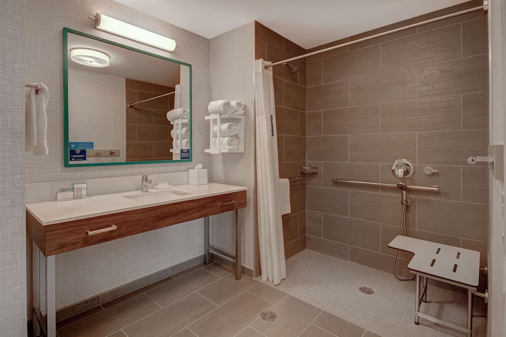 Standard Single Room, 1 King Bed, Accessible, Refrigerator & Microwave