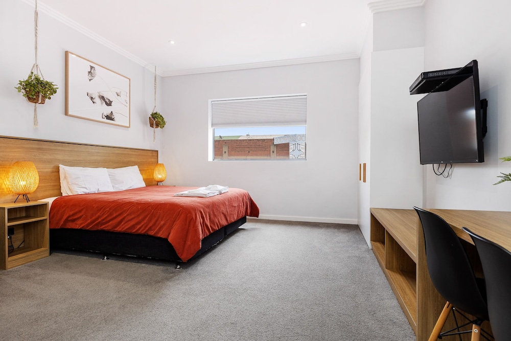 Executive Studio Suite, 1 King Bed, Kitchen, City View photo 3