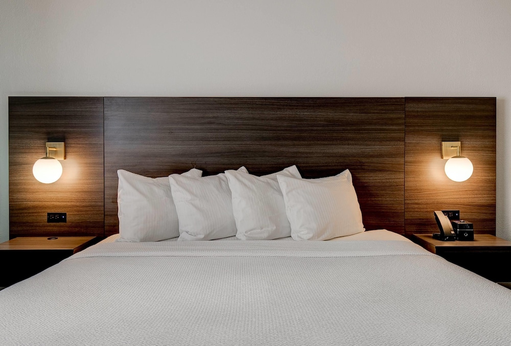 1 King Bed, Refreshed Deluxe Room, Non-Smoking photo 2