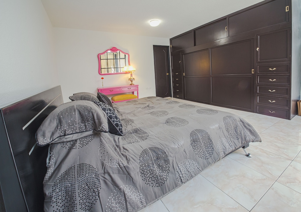 Comfort Room, 1 King Bed (White Room) photo 1
