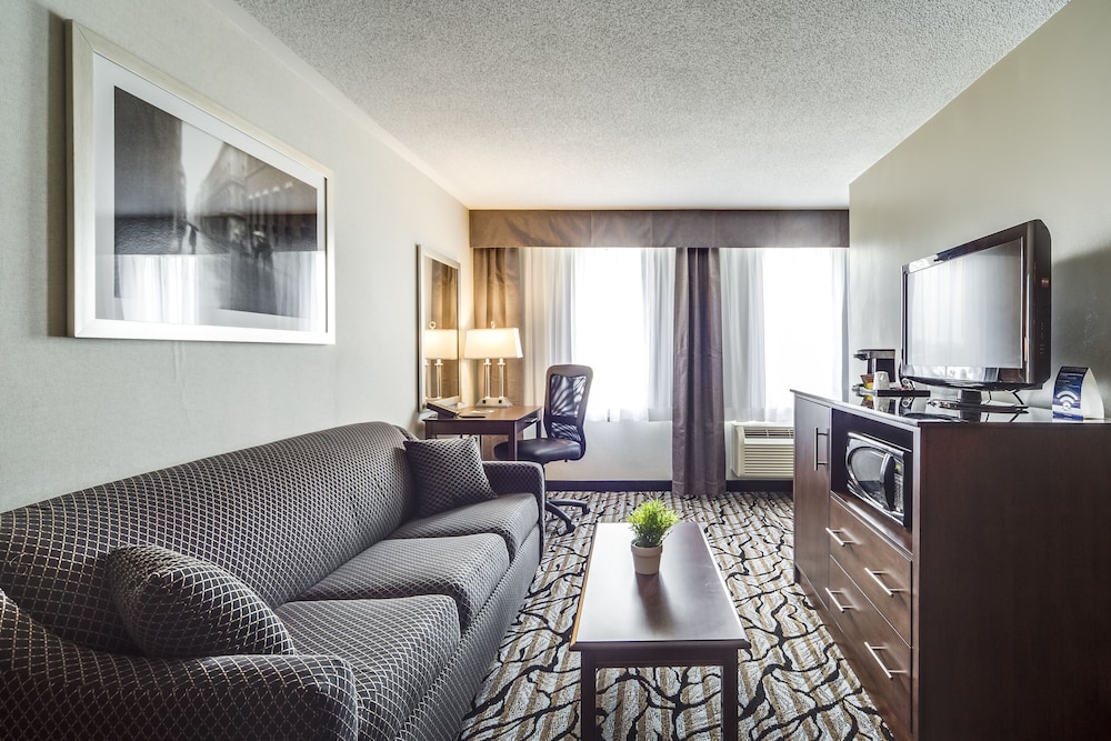 Deluxe King Suite with Jetted Tub-Separate Living Room - Photo 2