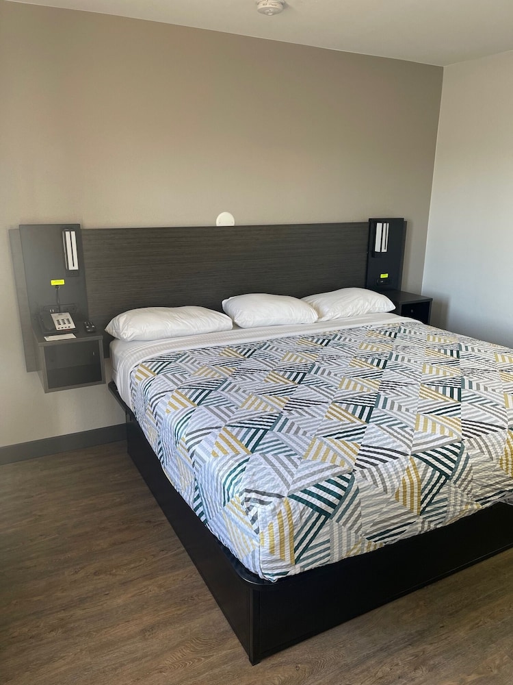 Deluxe Room, 1 King Bed, Smoking, Refrigerator & Microwave - Photo 4