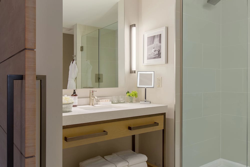 Room, 1 King Bed (Kenmore) - Photo 4