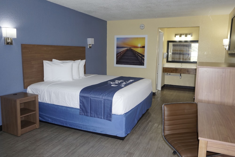 Basic Room, 1 King Bed, Non Smoking - Photo 5