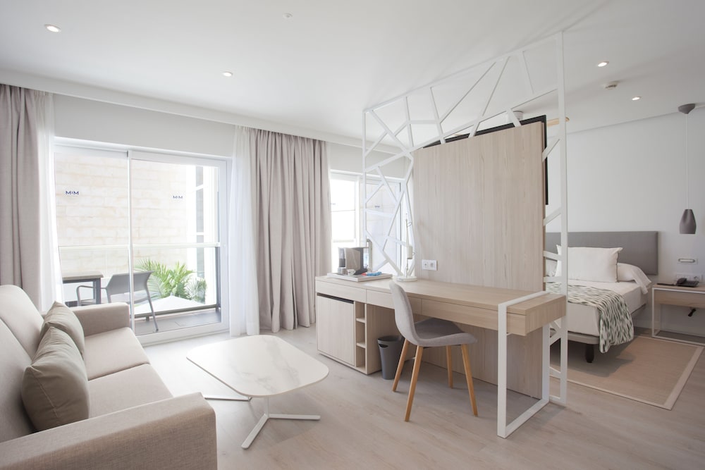 Premium Double Room, Partial Ocean View thumbnail 6