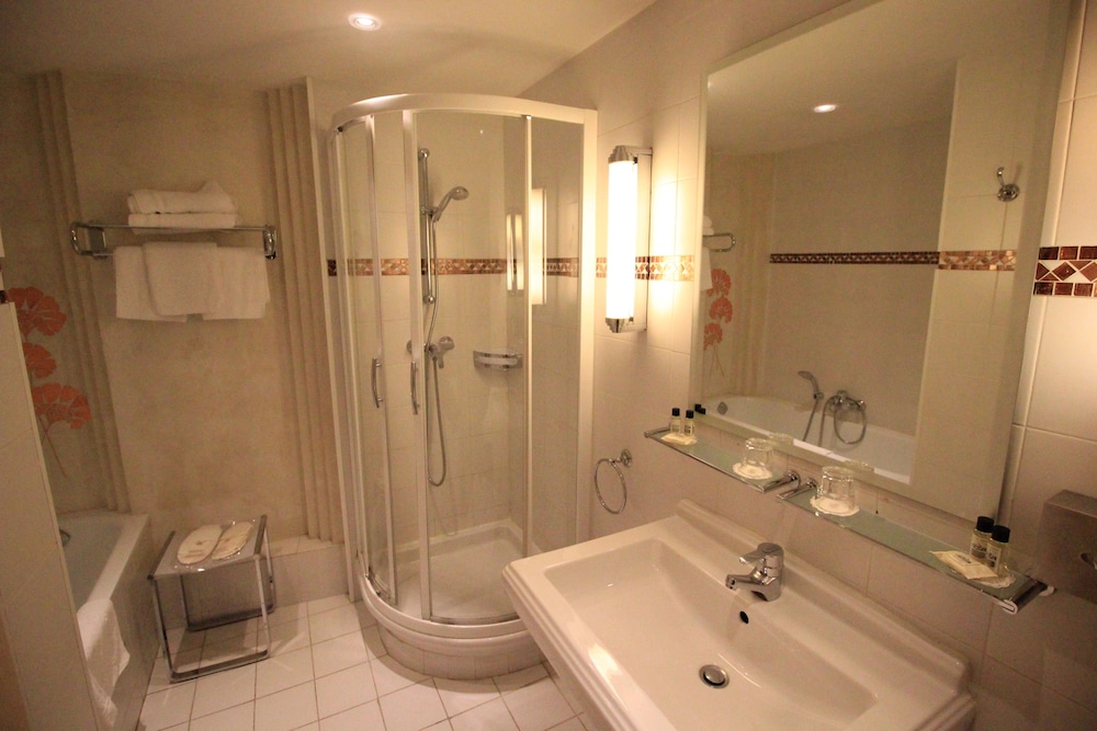 Standard Double or Twin Room - Photo 7
