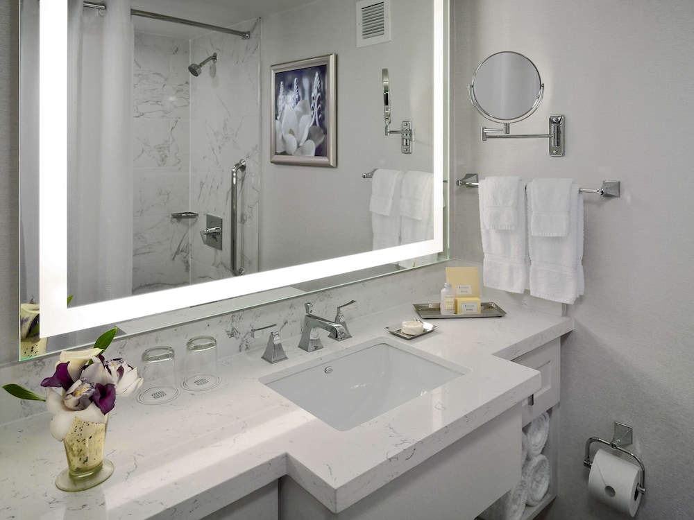 Junior Suite, 2 Queen Beds, Bathtub - Photo 9
