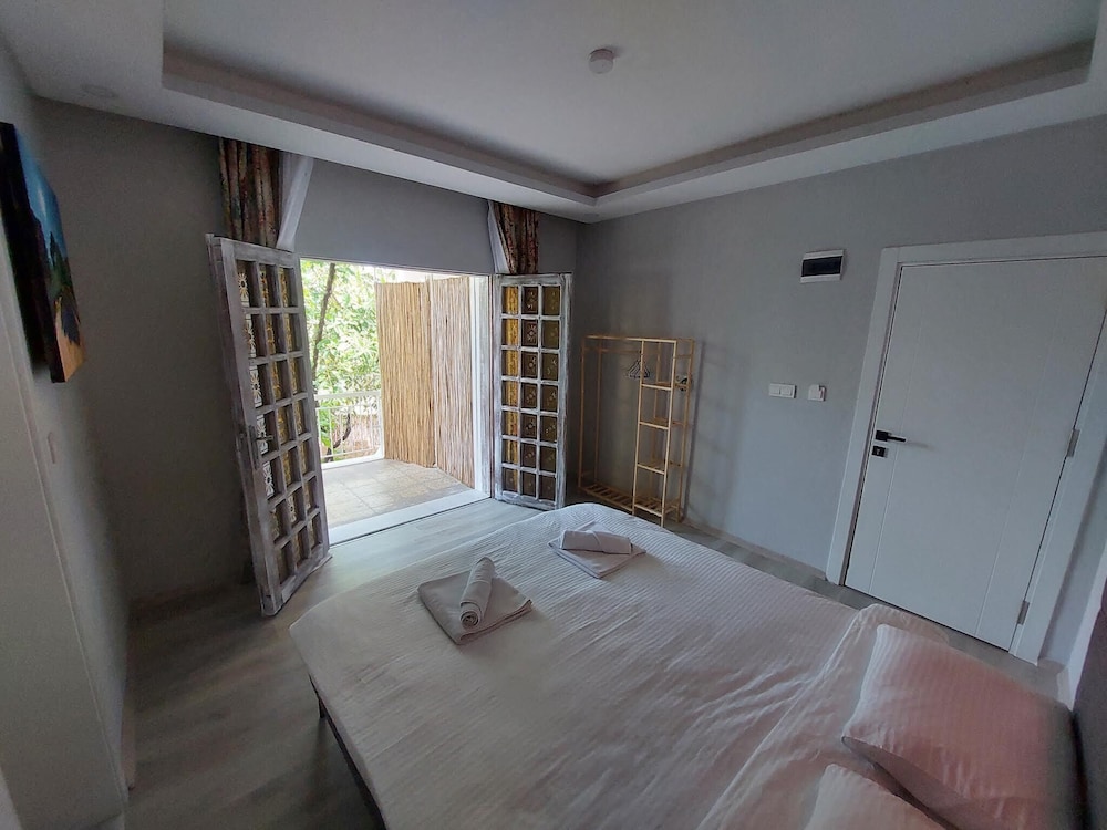 Design Room, 1 Queen Bed, Beachside photo 3