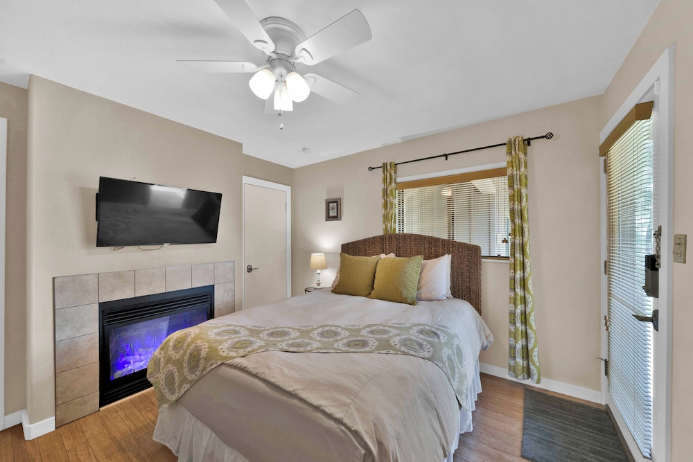 Luxury Room, 1 Queen Bed, Fireplace (Goldfinch) photo 1