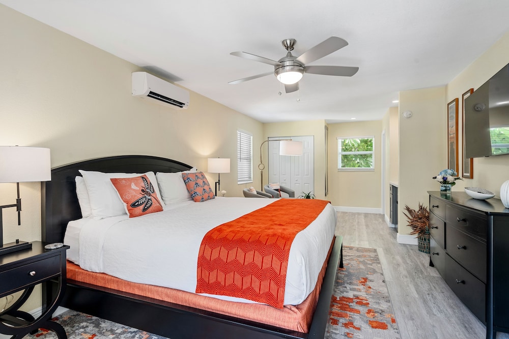 Deluxe Room, 1 King Bed, Balcony, Pool View (#16 No Children/Teens 2nd floor) photo 1