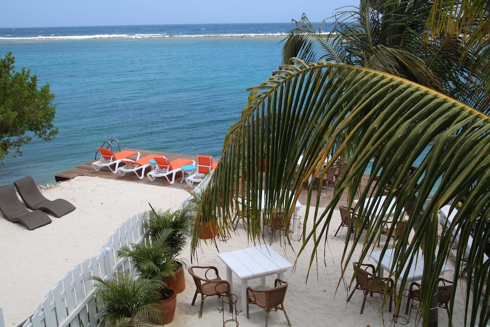 Studio Apartment, Sea View from in and outside the room, Top Floor, next to restaurant