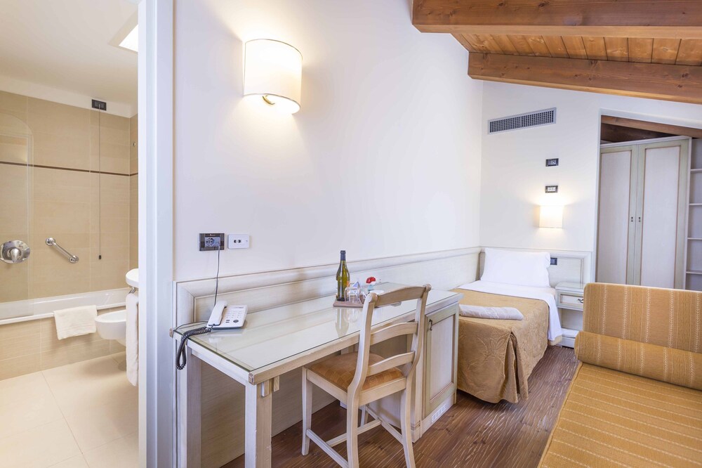 Superior Single Room, Corner photo 1