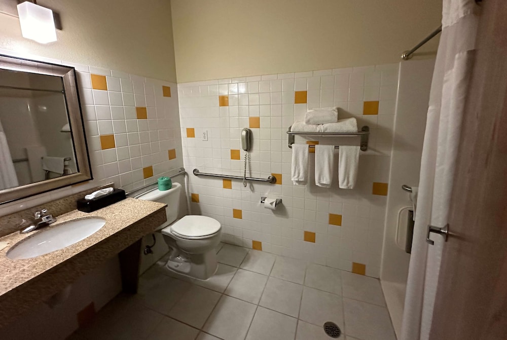 Room, 2 Queen Beds, Accessible, Non Smoking (Mobility, Roll-in Shower) - Photo 4