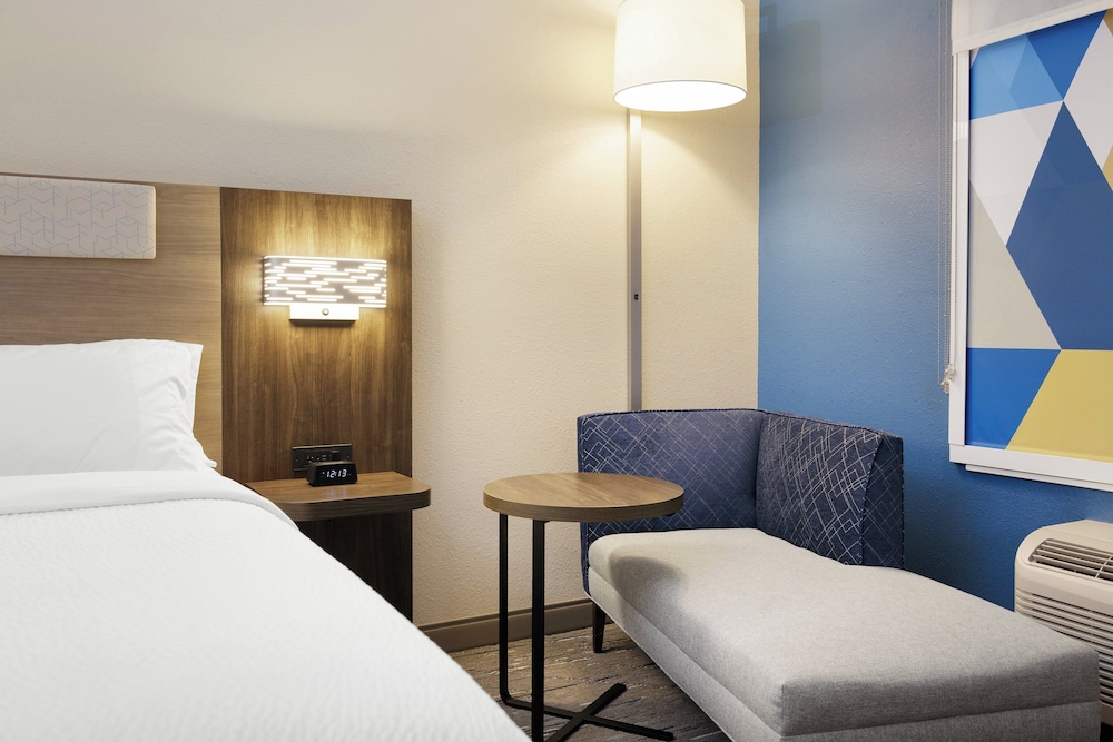 Room, 1 King Bed, Roll-in Shower (Communications, Mobility Accessible) photo 2