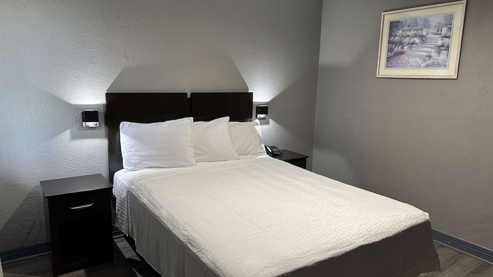Room, 1 Queen Bed, Smoking - Photo 4