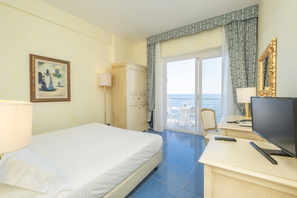 Superior Double Room Single Use, Sea View photo 2