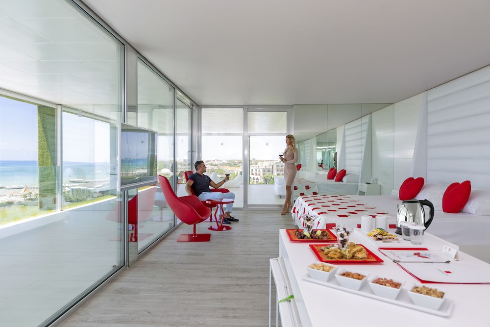 Design Suite, Sea View