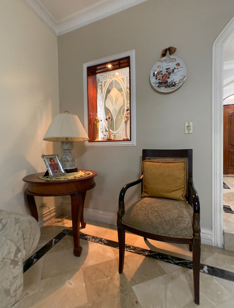 Family Townhome, Multiple Beds, Hill View photo 3