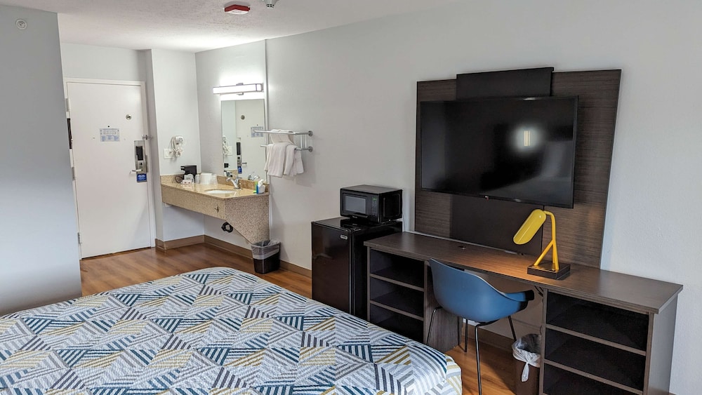 Premium Room, 1 King Bed, Non Smoking, Refrigerator