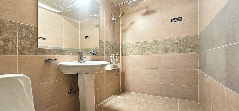Standard Double Room, 1 Double Bed (No View, No Twin Available) photo 2