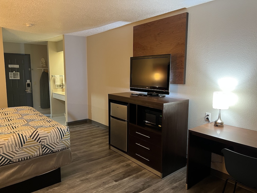 Deluxe Room, 1 King Bed, Non Smoking, Refrigerator & Microwave, photo 6