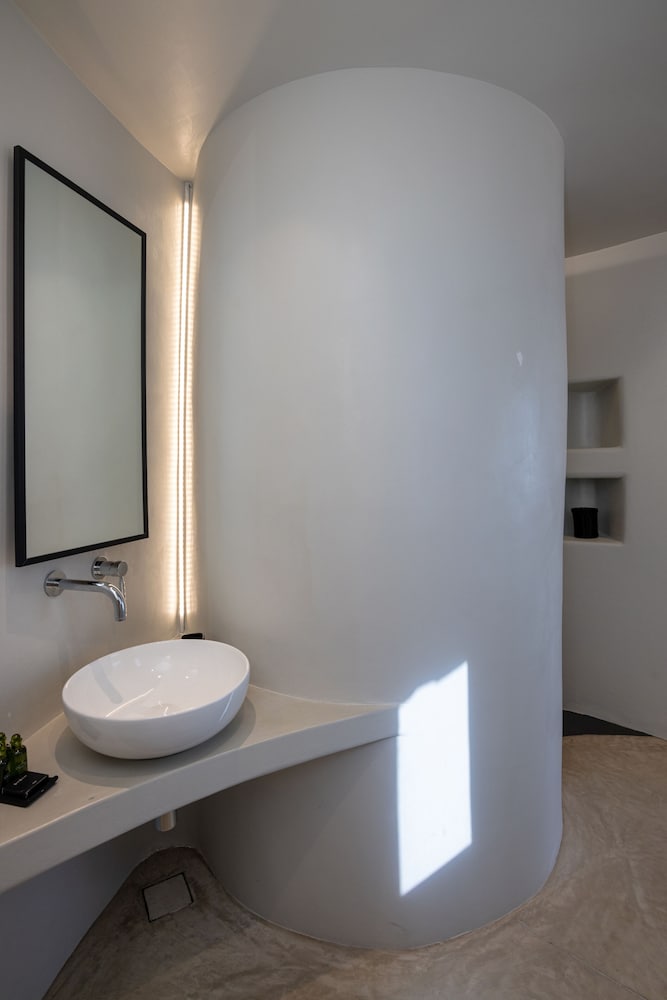 Deluxe Suite with Panoramic Sea View - Photo 19
