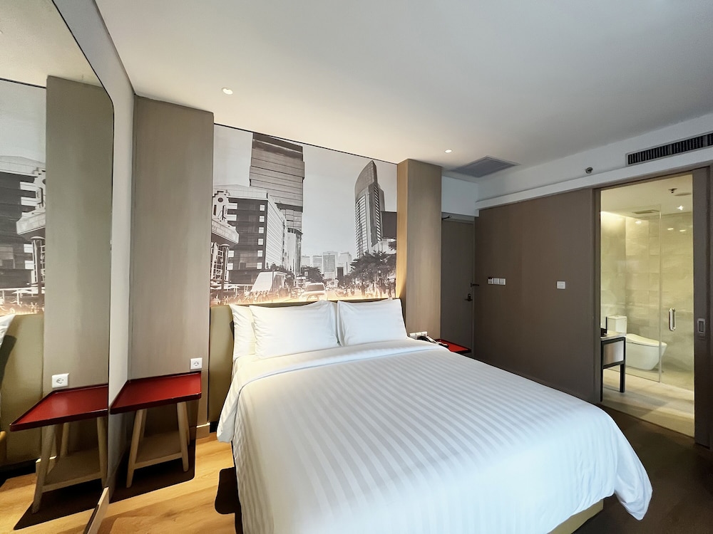 Grand Deluxe with Balcony - Photo 2