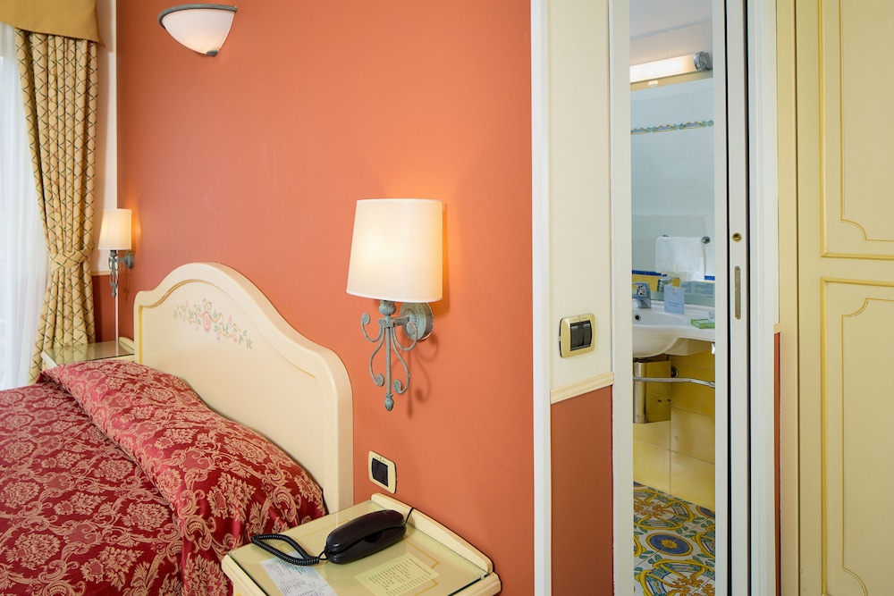 Deluxe Double Room, Partial Sea View photo 3