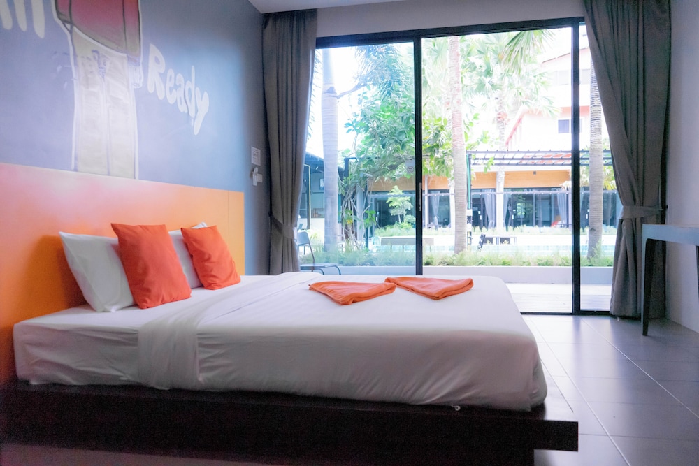 Deluxe Double Room with Pool View - Photo 8