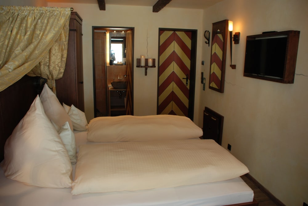 Double Room, 1 King Bed, Non Smoking, Castle View photo 1